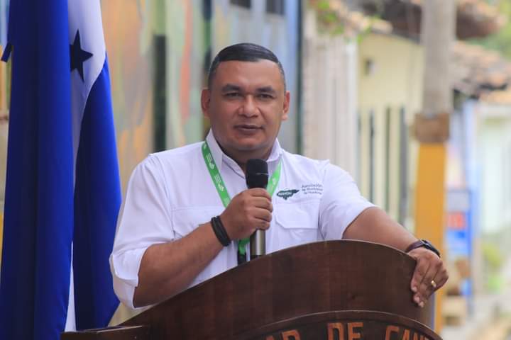 AMHON1's tweet photo. En honor a la memoria de quien fue alcalde de Cantarranas, Francisco Gaitán, la #AMHON #FONAC y miembros de la mancomunidad #MANOFM, socializan en este municipio pronunciamiento a la No Violencia en el Marco de las Elecciones Generales 2021, campaña denominada “Yo Voto en Paz". https://t.co/qj9MhxGN4d
