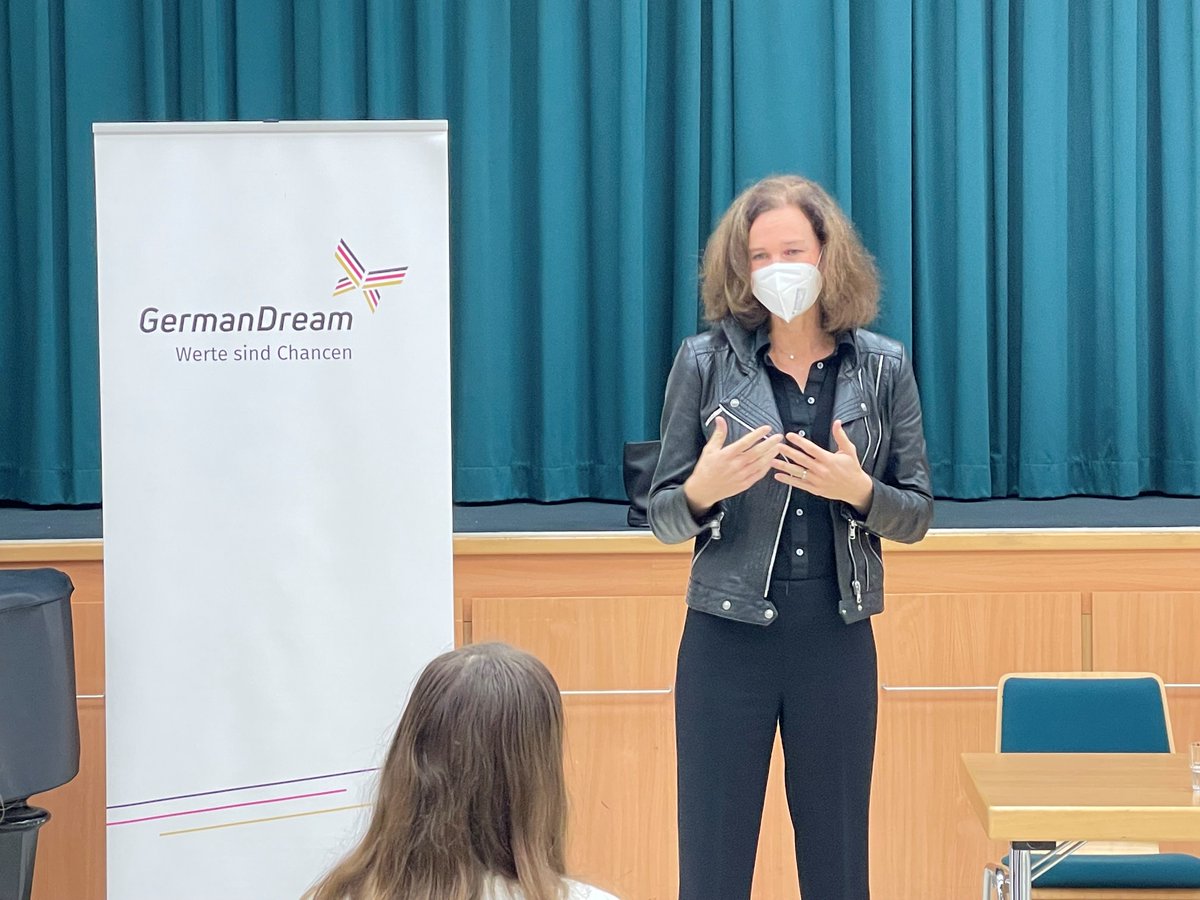 Gerechtigkeit, Freiheit, Vielfalt: Für welche Werte setzen wir uns ein &amp; warum?🤔 Unsere Vorständin Judith Wiese war heute zu Gast an einer Berliner Schule &amp; hat mit Schüler:innen im <a href="/germandream_de/">#GermanDream</a> Wertedialog über persönliche Werte diskutiert. Mehr dazu: sie.ag/3DStNSU