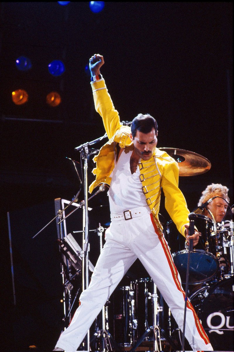 80s_y_90s's tweet photo. Un día como hoy hace 30 años que nos dejó Su Majestad Freddie Mercury. Una de las mejores voces del rock y leyenda de la música. El Rey. 👑🎤 https://t.co/XajTk0WaWQ