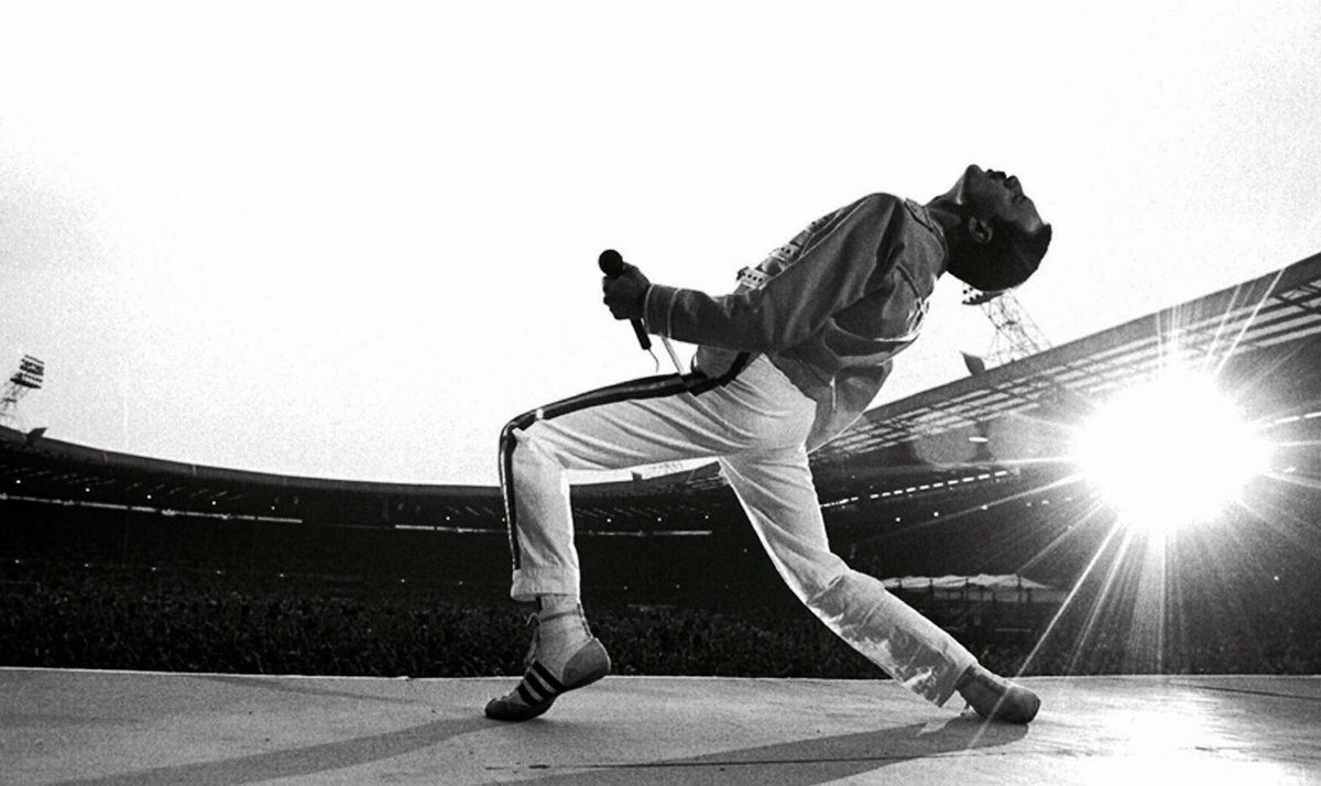 80s_y_90s's tweet photo. Un día como hoy hace 30 años que nos dejó Su Majestad Freddie Mercury. Una de las mejores voces del rock y leyenda de la música. El Rey. 👑🎤 https://t.co/XajTk0WaWQ
