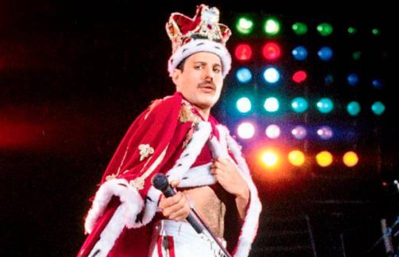 80s_y_90s's tweet photo. Un día como hoy hace 30 años que nos dejó Su Majestad Freddie Mercury. Una de las mejores voces del rock y leyenda de la música. El Rey. 👑🎤 https://t.co/XajTk0WaWQ