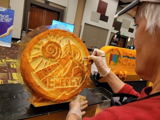 beehivecheese's tweet photo. From the cheese carving event at #DairyWest's annual meeting in Boise a few weeks back. Look at this beautiful carving on a wheel of Red Butte Hatch Chile! Can we hang it up in the office?
.
#whybackwednesday #makingfriendswithcheese #redbuttehatch #cheddar #cheese #cheesecarving https://t.co/6TpBFeyLuI