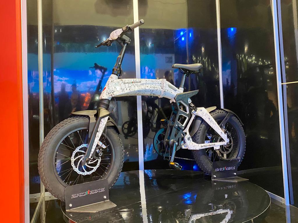 A #Eicma la marca italiana #BadBike presenta il prototipo della #NuovaBad, #ebike originale nelle linee e innovativa per la possibilità di montare il motore posteriore (nel mozzo) oppure con qualunque motore centrale. Prezzi da 2.600 euro #gazzettamotori