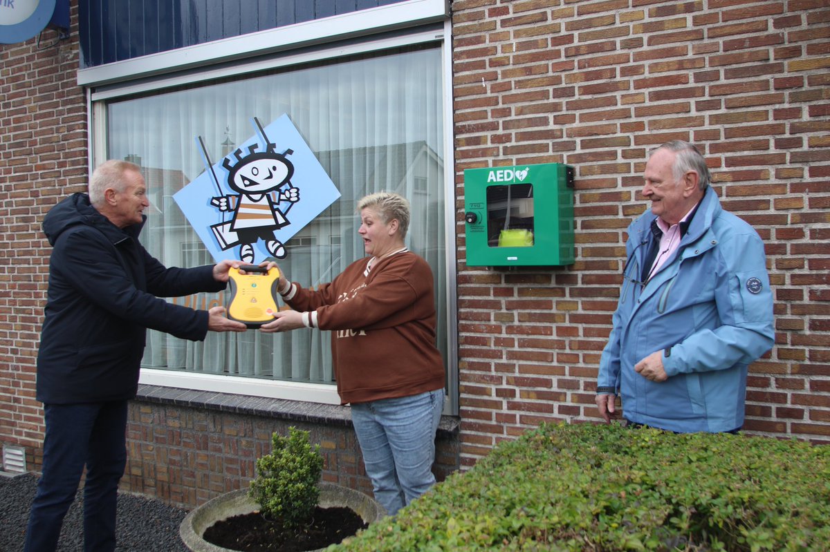 balen_wil's tweet photo. Van middag 24.11.2021  weer twee A E D  op gehangen  in Oudenhoorn  /Hellevoetsluis wethouder Hans vd Velden was daar bij https://t.co/6S38J95jEL