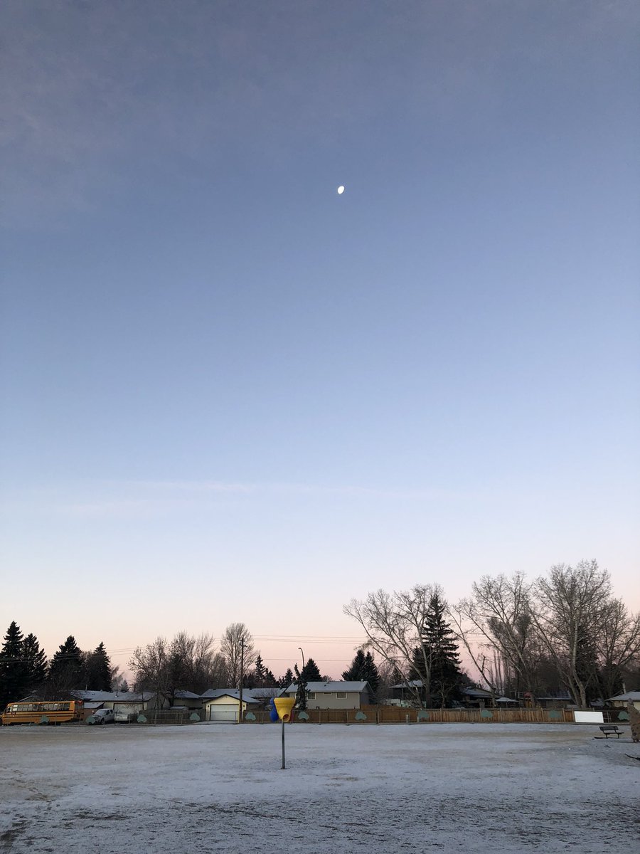 BantingBestCBE's tweet photo. Happy Wednesday! A beautiful moon to add to the sunrise! #chillybutpretty https://t.co/x9xGkAGmec