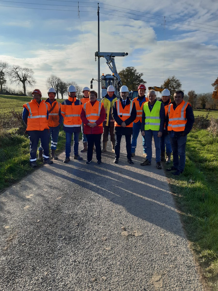 enedis_normand's tweet photo. Sous le ☀️de la @LaManche50, @enedis rénove le réseau 20000V à Champrepus, Fleury et le Mesnil-Garnier. Au total, 45 poteaux remplacés ou entretenus sur 4km et 116000€ investis. L'objectif? Améliorer et sécuriser l'alimentation électrique de 1000 clients  #servicepublic @sdem_50 https://t.co/5JwnjmLmH1