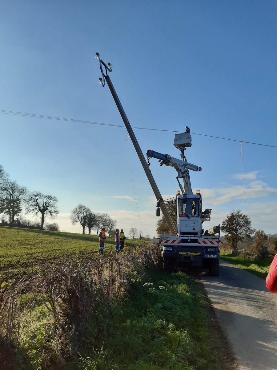 enedis_normand's tweet photo. Sous le ☀️de la @LaManche50, @enedis rénove le réseau 20000V à Champrepus, Fleury et le Mesnil-Garnier. Au total, 45 poteaux remplacés ou entretenus sur 4km et 116000€ investis. L'objectif? Améliorer et sécuriser l'alimentation électrique de 1000 clients  #servicepublic @sdem_50 https://t.co/5JwnjmLmH1