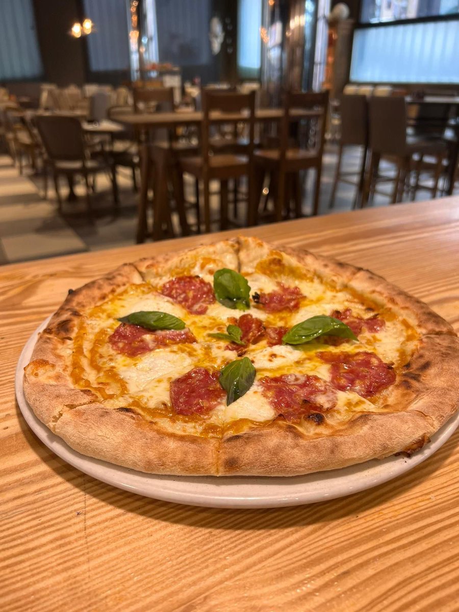 plazamassima's tweet photo. 🍕𝙋𝙄𝙕𝙕𝘼 𝘿𝙀 𝙏𝙀𝙈𝙋𝙊𝙍𝘼𝘿𝘼 ⚡️

Os presentamos la pizza de esta temporada. Una nueva propuesta basada en productos de temporada y que se adaptará a cada época del año.

Nuestro primer lanzamiento: base de crema de calabaza, rulo de cabra y auténtico salami italiano. ❤️‍🔥🔝 https://t.co/SDSCD85rCH