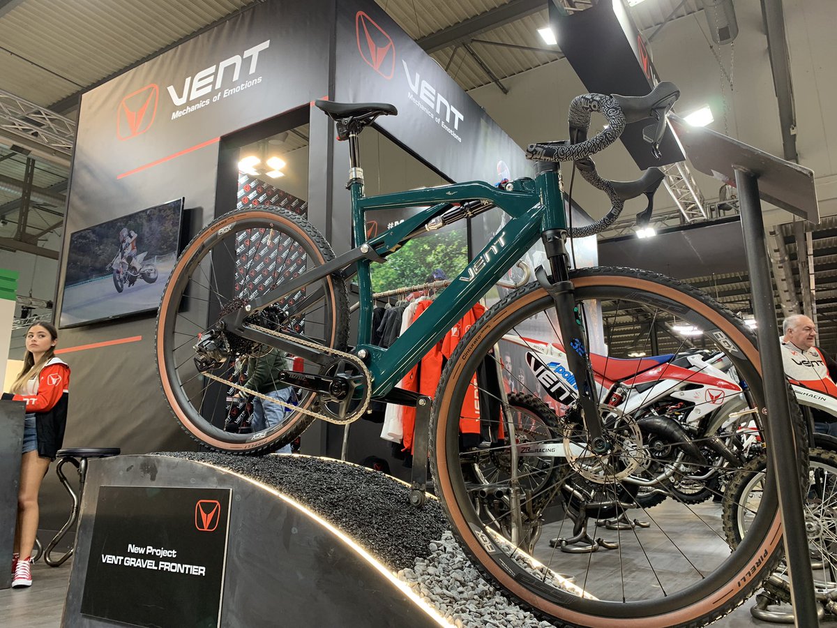 L’italiana #Vent presenta la prima #ebike #gravel della propria gamma: il modello Gravel Frontier con kit elettrico (motore e batteria) #Fsa Il prezzo? 8 mila euro #Eicma #GazzettaMotori