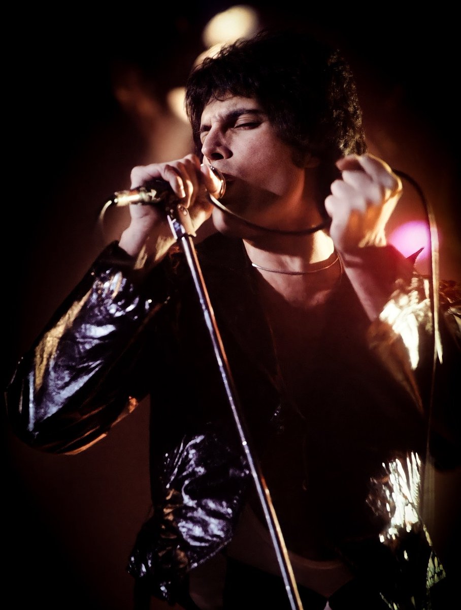ImagenRetro's tweet photo. Hoy se cumplen 30 años del fallecimiento del legendario Freddie Mercury. 🎤👑

Físicamente no está, pero su legado vivirá por siempre. #FreddieMercury https://t.co/oOp77yx5VX