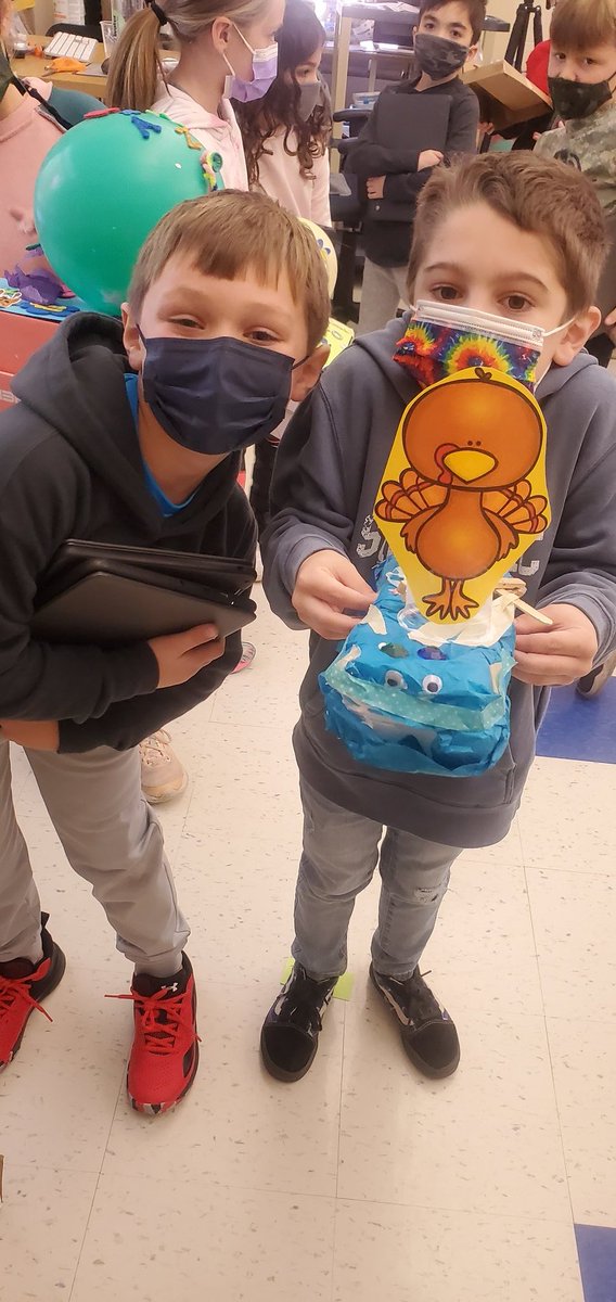 caputoteach's tweet photo. Building Thanksgiving Day parade floats! #stem #Sicomac #sicomacstrong #makerspace @WPSSicomac @Mrs_H_103 https://t.co/ixNdFrAaRj