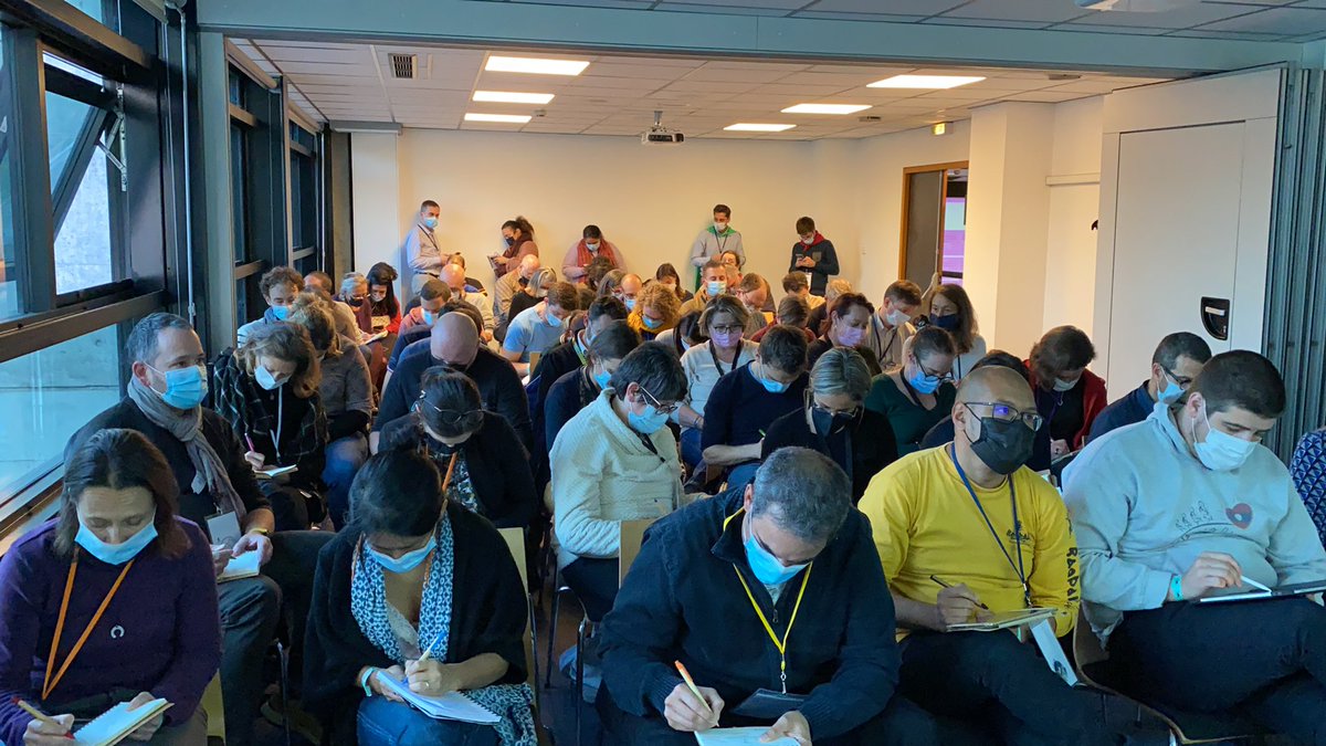 OyoMy's tweet photo. Ça travaille dûr à #agilegrenoble pour synthétiser ! @cau_karo https://t.co/7cN1CGJd1o