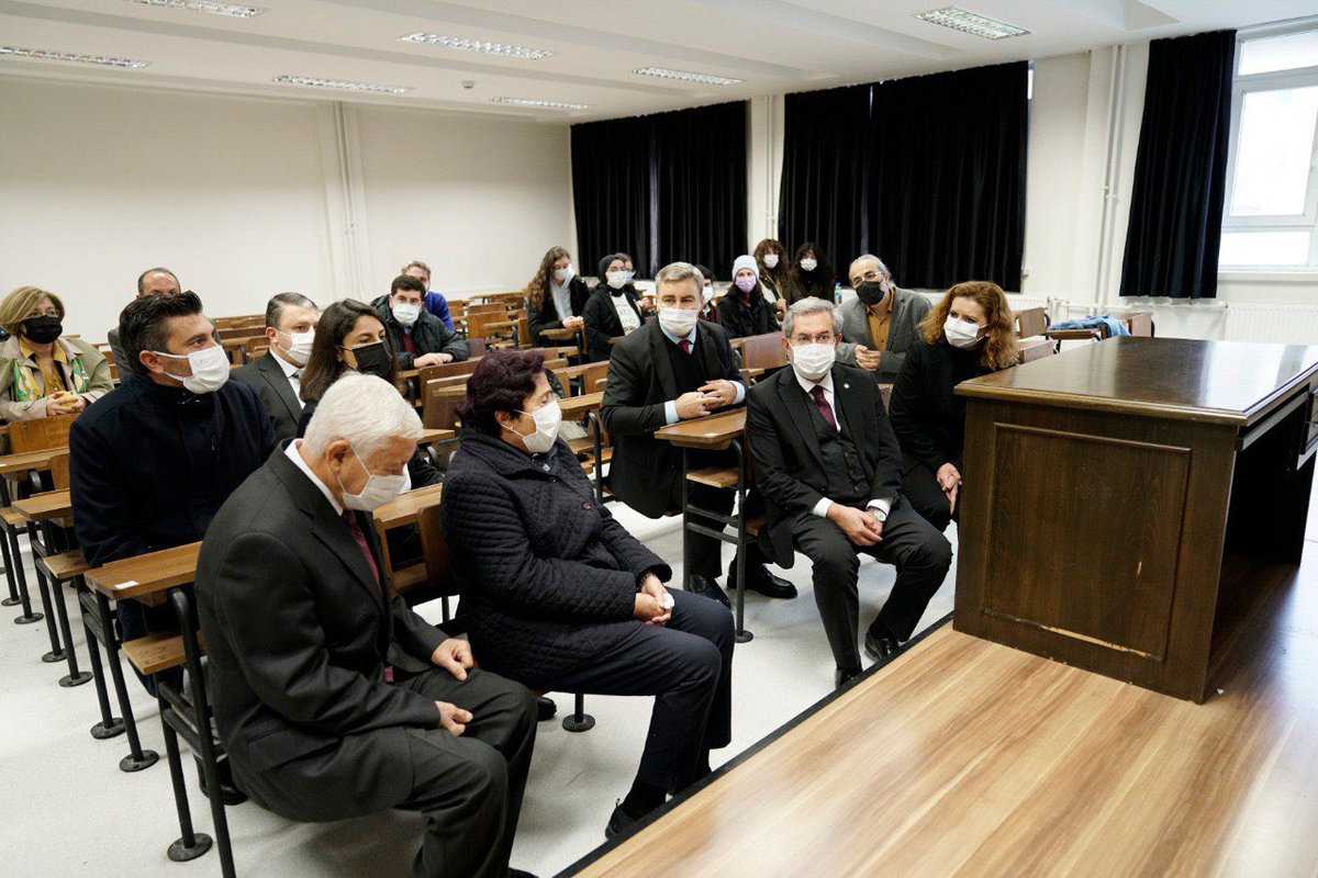 necdetunuvar's tweet photo. 24 Kasım Öğretmenler Günü’nde 22 Ekim 2021 tarihinde aramızdan ayrılan Dil ve Tarih-Coğrafya Fakültesi Batı Dilleri ve Edebiyatları Bölümü 4. sınıf öğrencimiz Mehmet Gür'ün anısına fakültemizdeki bir sınıfa ismini verdik. Öğrencimize Yüce Allah’tan rahmet diliyorum. https://t.co/jjr278WqyJ