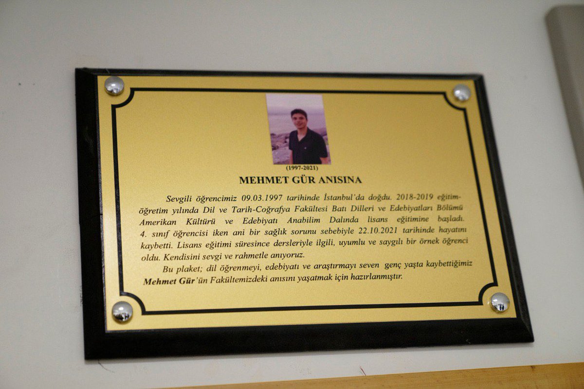 necdetunuvar's tweet photo. 24 Kasım Öğretmenler Günü’nde 22 Ekim 2021 tarihinde aramızdan ayrılan Dil ve Tarih-Coğrafya Fakültesi Batı Dilleri ve Edebiyatları Bölümü 4. sınıf öğrencimiz Mehmet Gür'ün anısına fakültemizdeki bir sınıfa ismini verdik. Öğrencimize Yüce Allah’tan rahmet diliyorum. https://t.co/jjr278WqyJ