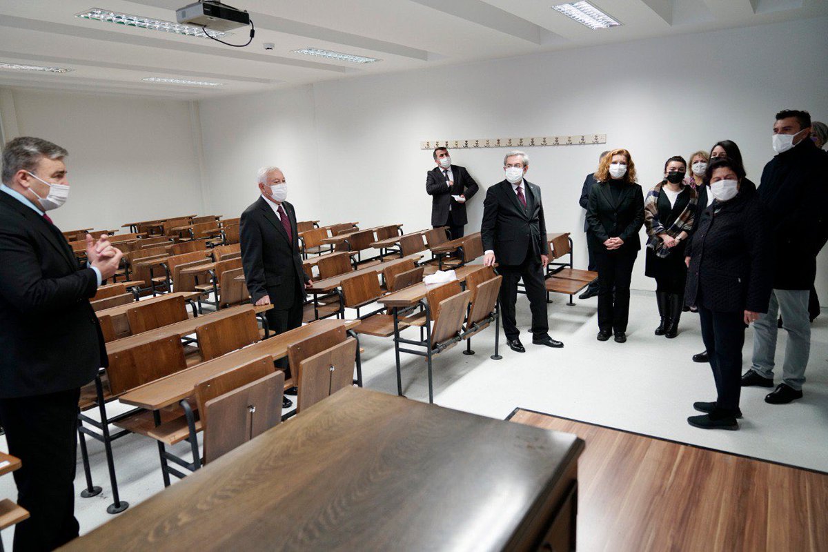 necdetunuvar's tweet photo. 24 Kasım Öğretmenler Günü’nde 22 Ekim 2021 tarihinde aramızdan ayrılan Dil ve Tarih-Coğrafya Fakültesi Batı Dilleri ve Edebiyatları Bölümü 4. sınıf öğrencimiz Mehmet Gür'ün anısına fakültemizdeki bir sınıfa ismini verdik. Öğrencimize Yüce Allah’tan rahmet diliyorum. https://t.co/jjr278WqyJ