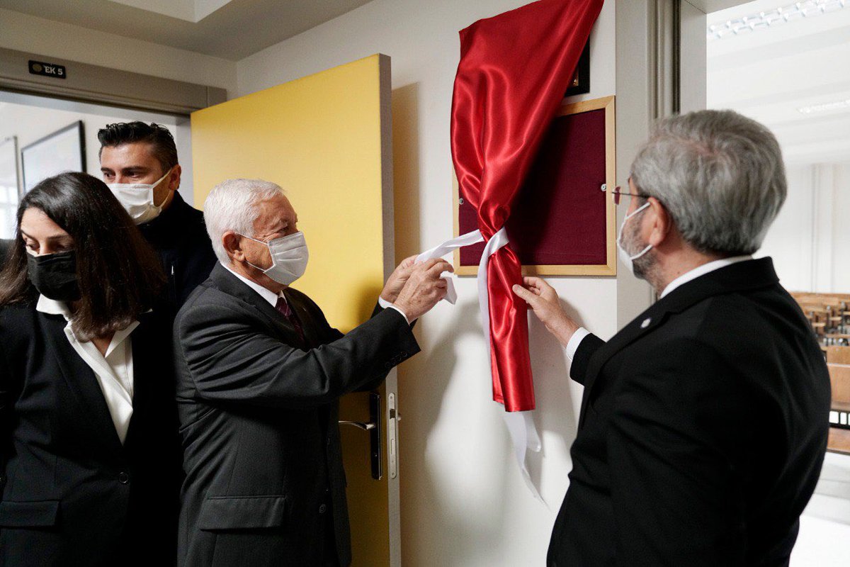 necdetunuvar's tweet photo. 24 Kasım Öğretmenler Günü’nde 22 Ekim 2021 tarihinde aramızdan ayrılan Dil ve Tarih-Coğrafya Fakültesi Batı Dilleri ve Edebiyatları Bölümü 4. sınıf öğrencimiz Mehmet Gür'ün anısına fakültemizdeki bir sınıfa ismini verdik. Öğrencimize Yüce Allah’tan rahmet diliyorum. https://t.co/jjr278WqyJ