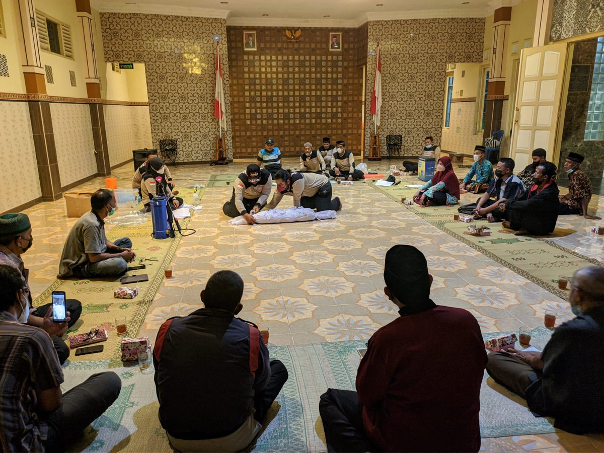 FPunokawan's tweet photo. Rabu (24/11) Pelatihan pemulasaran jenasah secara prosedur covid-19 di Pedukuhan Tambak, Sonosewu, dan Onggobayan @DesaNgestiharjo @kec_kasihan @pemkabbantul oleh tim FPRB Punokawan Ngestiharjo https://t.co/4TGgTh2vrC