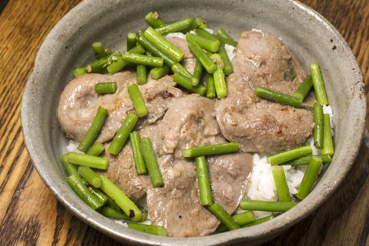 本日の晩ごはん 塩豚タンとにんにくの芽丼！美味い！