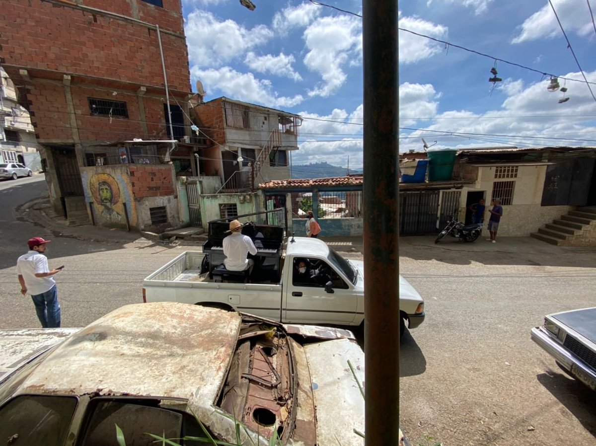 Desinfección Musical en Petare, Venezuela

Una camioneta con un piano acústico recorrió las estrechas calles de los barrios de la comunidad de Petare

#noticia #venezuela #caracas #últimahora  

<a href="/AlbertoRavell/">Alberto Ravell</a> <a href="/WSJForero/">Juan Forero</a> <a href="/el_pais/">EL PAÍS</a> <a href="/EfectoCocuyo/">Efecto Cocuyo</a> <a href="/CaraotaDigital/">Caraota Digital</a> <a href="/EFEnoticias/">EFE Noticias</a> <a href="/CNNEE/">CNN en Español</a>