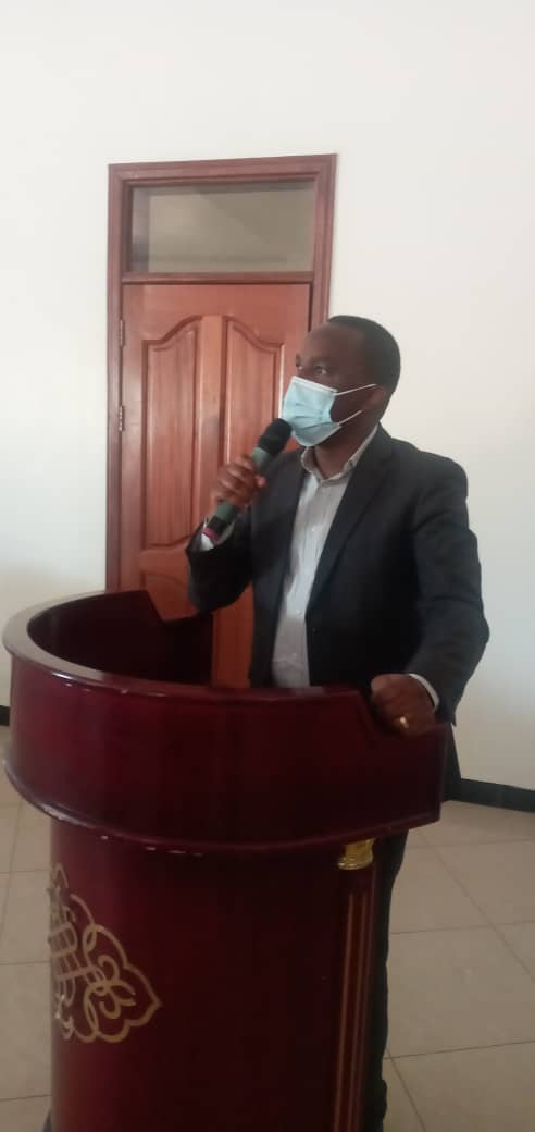RwandaAgriBoard's tweet photo. Ahagarariye Nyakubahwa Minisitiri w’Ubuhinzi n'Ubworozi, uyu munsi Umuyobozi Mukuru wa RAB Dr. @P_Karangwa yatangije Icyumweru cyahariwe Igihingwa cy’Umwumbati #CassavaWeek @g_mukeshimana @INGABOSYNDICAT1 https://t.co/CZQ6no57Np