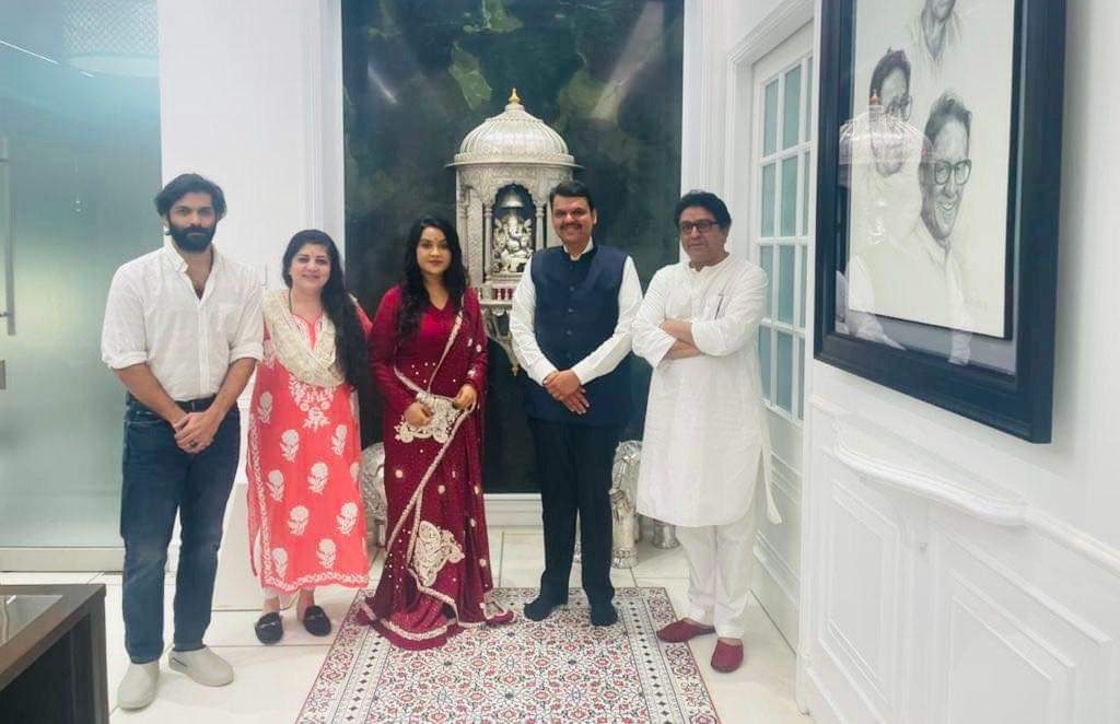 राज्याचे माजी मुख्यमंत्री श्री. देवेंद्र फडणवीस यांनी आज महाराष्ट्र नवनिर्माण सेनेचे अध्यक्ष मा. श्री. राजसाहेब ठाकरे यांची 'शिवतीर्थ' निवासस्थानी भेट घेतली. सौ. अमृता देवेंद्र फडणवीस, सौ. शर्मिला राज ठाकरे आणि मनसे नेते श्री. अमित ठाकरे हेसुद्धा याप्रसंगी उपस्थित होते. <a href="/mns/">sisk</a>