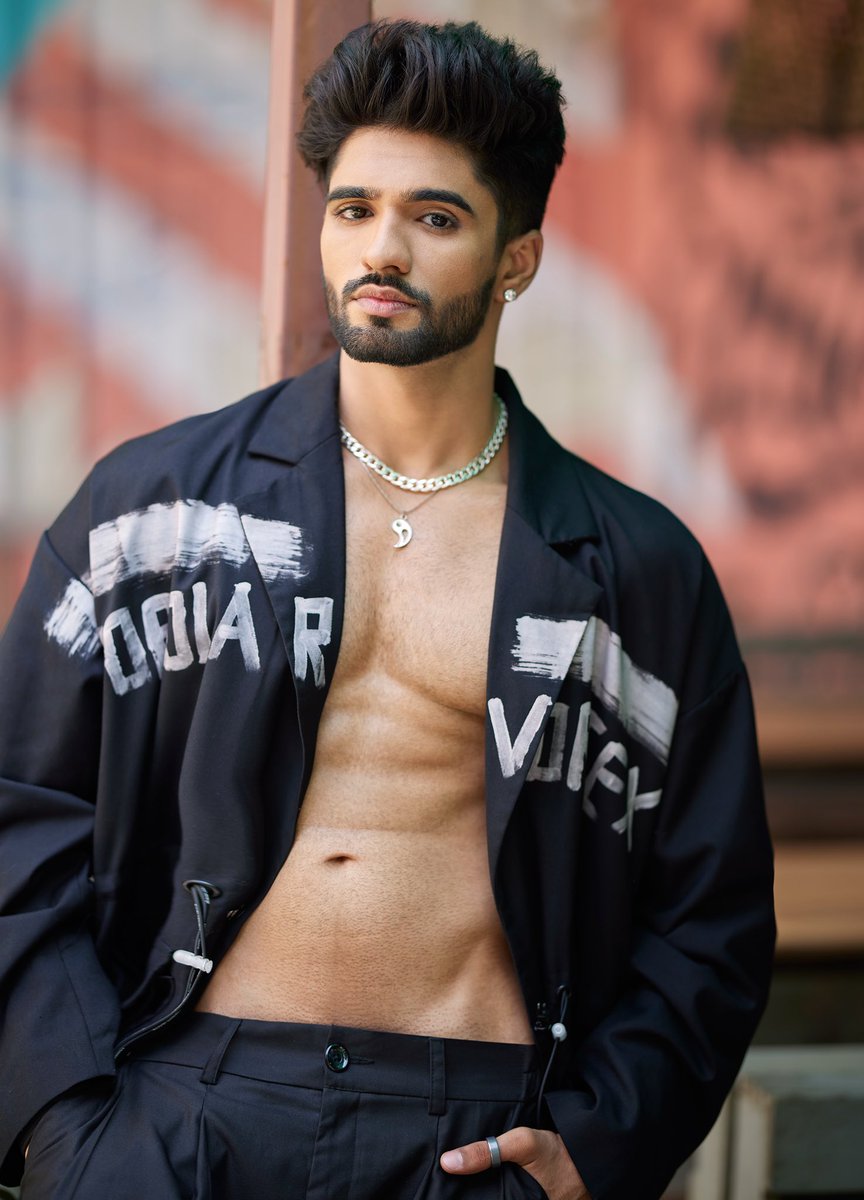 theonlyzeeshank's tweet photo. Open the door, welcome me with a smile, i want you more! And then you whisper in my ear "Baby, I'm yours"👅
#zeeshankhan #zsquad #styleinspo #Stylelcon #mensfashion https://t.co/AtpLKpWzZv