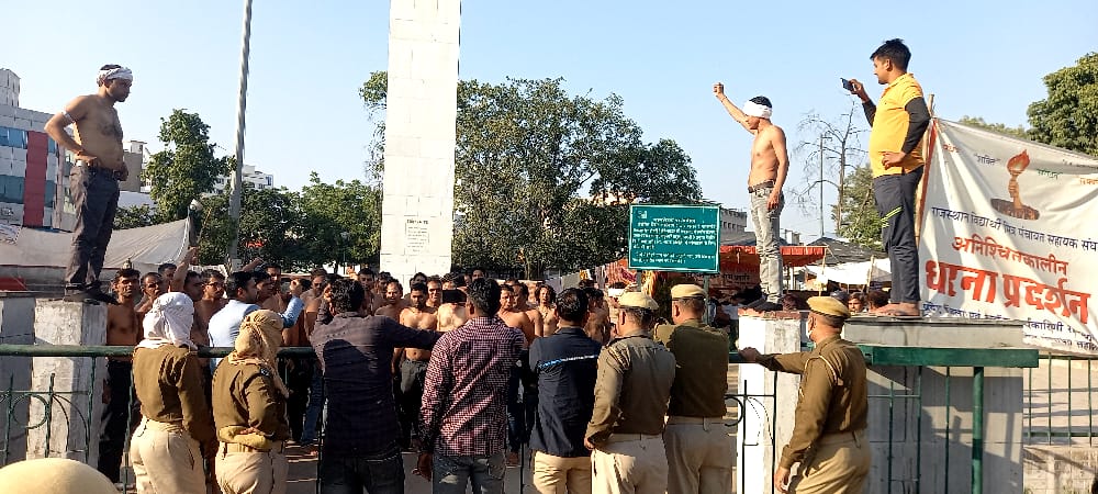 SanvidaRJ's tweet photo. #शहीद_स्मारक - जयपुर में नियमितीकरण की मांग को लेकर पंचायत सहायक संग का अ��्धनग्न प्रदर्शन!

पिछले 30 दिन से शहीद स्मारक जयपुर में धरना प्रदर्शन चल रहा है!
सरकार से निवेदन है संविदा कर्मचारियों की मांग को पूरा करते हुए नियमितीकरण के लिए ठोस कदम उठाए!
@ashokgehlot51 @zeerajasthan_ https://t.co/KUnp6Jwzoj
