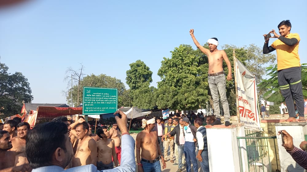 SanvidaRJ's tweet photo. #शहीद_स्मारक - जयपुर में नियमितीकरण की मांग को लेकर पंचायत सहायक संग का अ��्धनग्न प्रदर्शन!

पिछले 30 दिन से शहीद स्मारक जयपुर में धरना प्रदर्शन चल रहा है!
सरकार से निवेदन है संविदा कर्मचारियों की मांग को पूरा करते हुए नियमितीकरण के लिए ठोस कदम उठाए!
@ashokgehlot51 @zeerajasthan_ https://t.co/KUnp6Jwzoj
