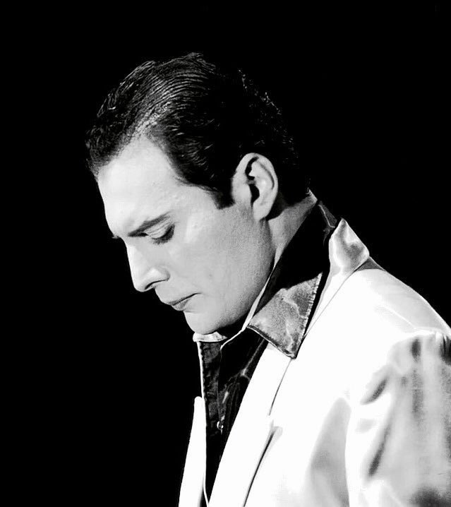 ivanjimenez_dj's tweet photo. Hoy hace 30 años que Freddie Mercury anunció que tenía SIDA. Al día siguiente dijo adiós hasta hoy! https://t.co/wpipv3d4Qt