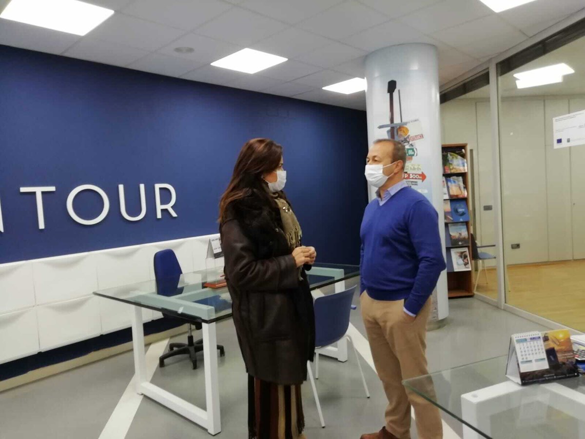 TurismoAND's tweet photo. 💻💪🏻La digitalización del sector es clave para generar nuevas oportunidades tras la pandemia
✈ DT en #Huelva @angeles_muriel ha visitado la agencia de viajes @atlantour
📌 Ha sido beneficiaria de 15.000€💰 de #ayudas #Pymetic de @TurismoAND para la implantación de tecnologías https://t.co/1Qx7JtKrWC