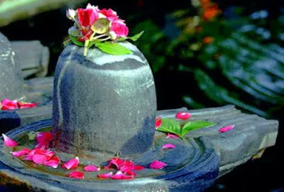 shiva_temple's tweet photo. Marga Sahaya Shivlingam Stuti
 
पयोनाधि थीर निवास लिङ्गं, बालार्क कोटि प्रथिमं त्रिनेथ्रं ।
 
पद्मस्नेरचिथ दिव्य लिङ्गं, वन्धामहे मार्ग सहाय लिङ्गं ॥१॥
 
 गङ्गा थारङ्गोल्लस दुग्दमङ्गं, गजेन्द्र चर्मंबर भूषिथाङ्गं ।

#Shiv 
https://t.co/P6WPREBKvD https://t.co/tlNeKcti6a