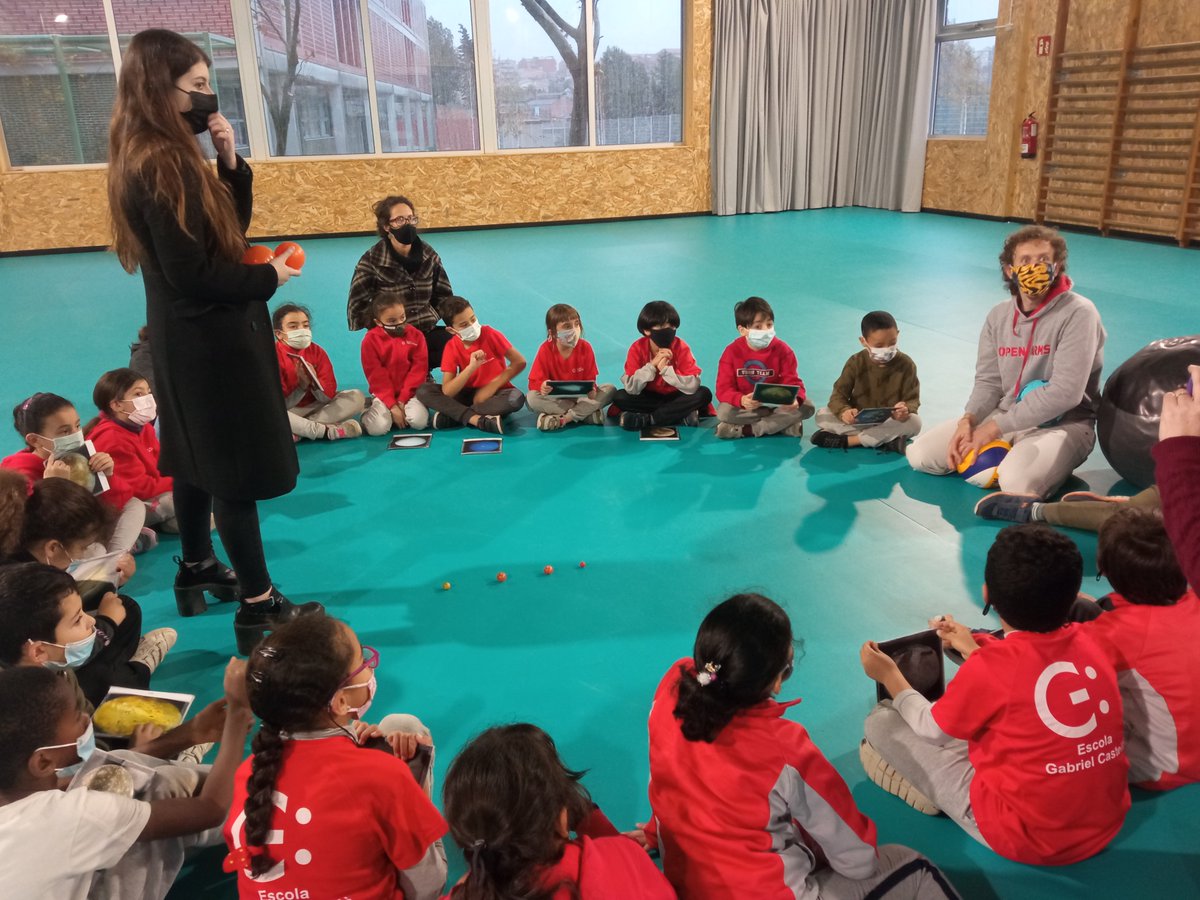 ice_csic's tweet photo. Els científics Daniele Viganò, Clàudia Soriano, Albert Elias i Alice Borghese van anar ahir a l'@Esc_GCastella. L'alumnat va fer jocs per entendre el sistema solar i va treballar amb un espectroscopi 🪐🌈

Va ser molt divertit! Gràcies per compartir amb nosaltres! 😁 https://t.co/EQI7HZFbkv