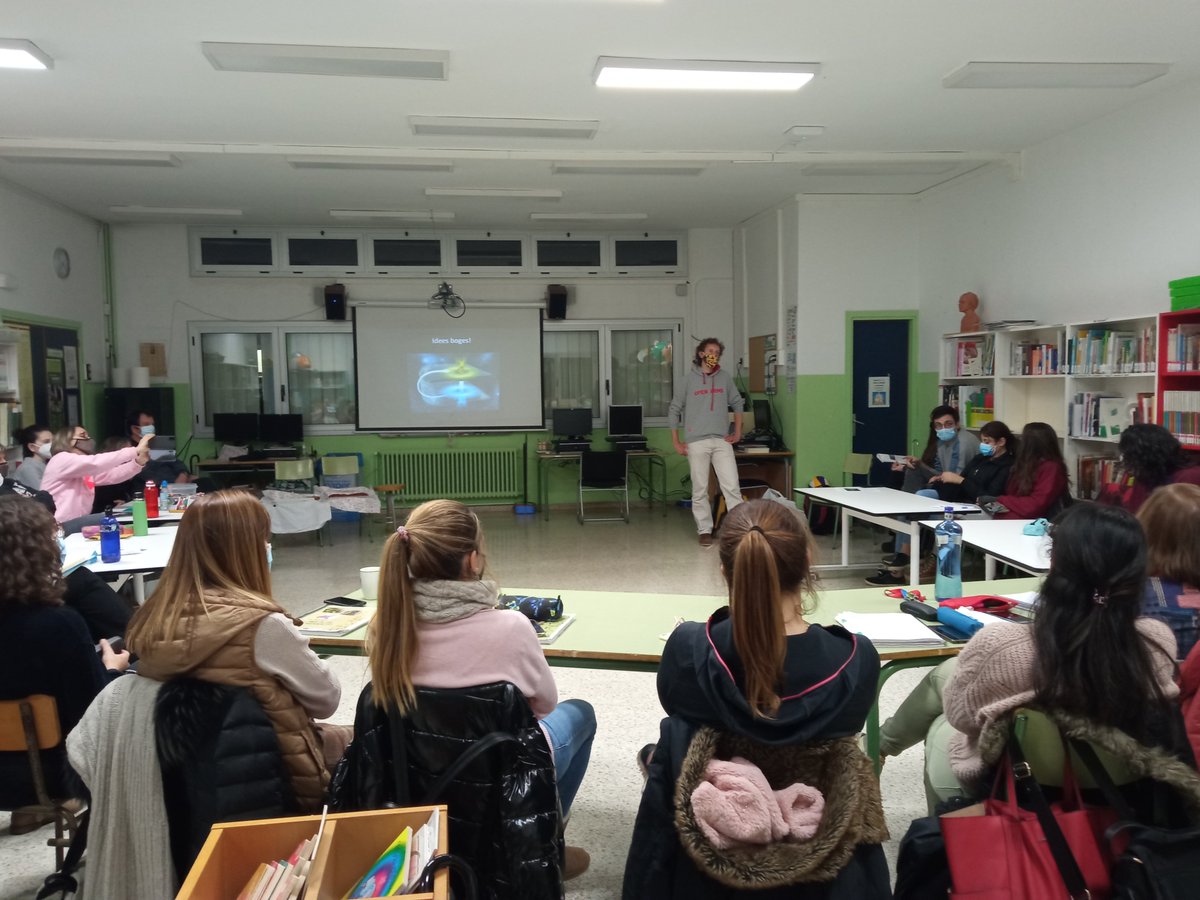 ice_csic's tweet photo. Els científics Daniele Viganò, Clàudia Soriano, Albert Elias i Alice Borghese van anar ahir a l'@Esc_GCastella. L'alumnat va fer jocs per entendre el sistema solar i va treballar amb un espectroscopi 🪐🌈

Va ser molt divertit! Gràcies per compartir amb nosaltres! 😁 https://t.co/EQI7HZFbkv