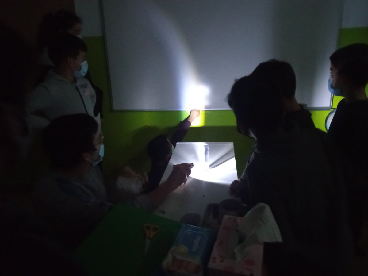 ice_csic's tweet photo. Els científics Daniele Viganò, Clàudia Soriano, Albert Elias i Alice Borghese van anar ahir a l'@Esc_GCastella. L'alumnat va fer jocs per entendre el sistema solar i va treballar amb un espectroscopi 🪐🌈

Va ser molt divertit! Gràcies per compartir amb nosaltres! 😁 https://t.co/EQI7HZFbkv