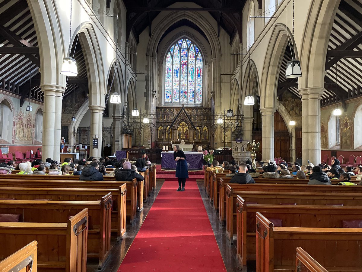 MSDinahW's tweet photo. Our KS2 pupils really enjoyed their visit to @StAndrewsN16 as part of their RE topic on Christianity ✝️. We were in awe 👀 what a beautiful building ⛪️ and a wonderfully prepared visit by Vicar Charis! https://t.co/ttQjznq89j