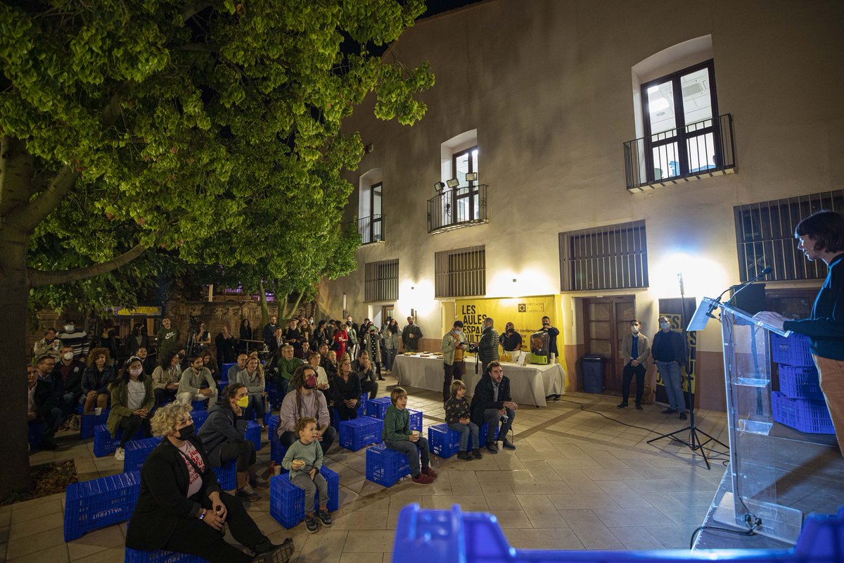 laexprimidora's tweet photo. El último PechaKucha Night Castelló 🎤🍋 reunió a grandes talentos del diseño y la creatividad de la provincia.
Gracias a todxs lxs que lo hicisteis posible, a lxs ponentes, a las mandarinas de #CoopSantJosep y @VallfrutSpain 🍹🍊 y por supuesto gracias a @ecolesaules 👏💛 https://t.co/tAv7qTSPP0