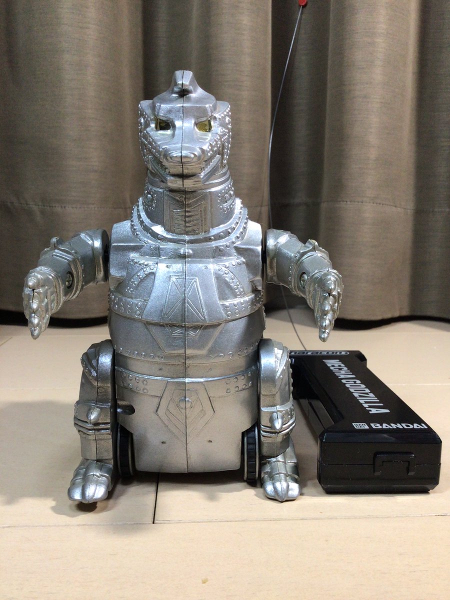 バンダイ キャラコン(1983)。このラジコン怪獣は直進と右折のみという 