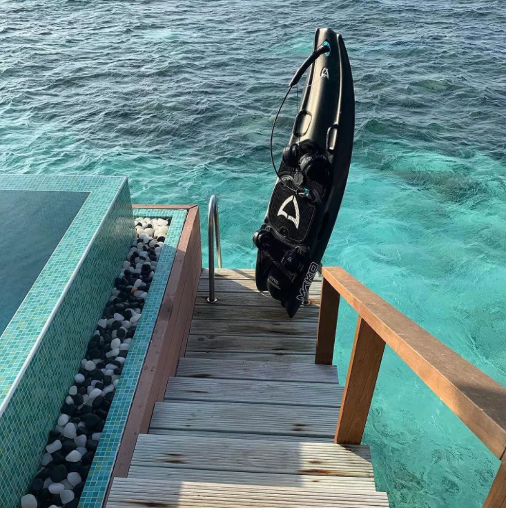 Wish you were here..🏝️
#jetboard #jetboarding #adventure #watersports #innovation  #iridemako #surfing #surf #iridemako #watertoys #motor #surfinguk #motosurf #fun #sports #ocean #luxuryliving #yachttoys  #waves #sea #surflife #relax #defineyourmoment #marine #beautifulplaces