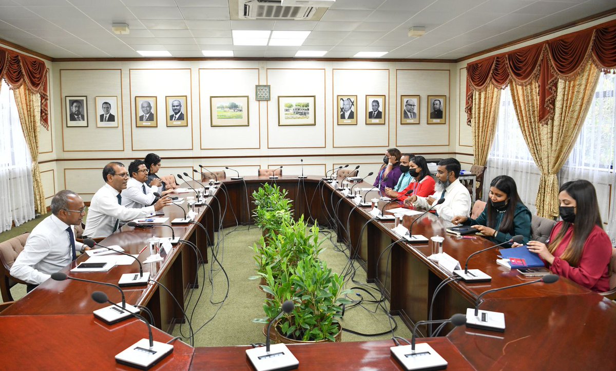 Ombudspersons and senior management of #OTJMV held an introductory meeting with Hon. President <a href="/MohamedNasheed/">Mohamed Nasheed</a>, MP, Speaker of the <a href="/mvpeoplesmajlis/">People's Majlis</a>  this afternoon. (1/2)