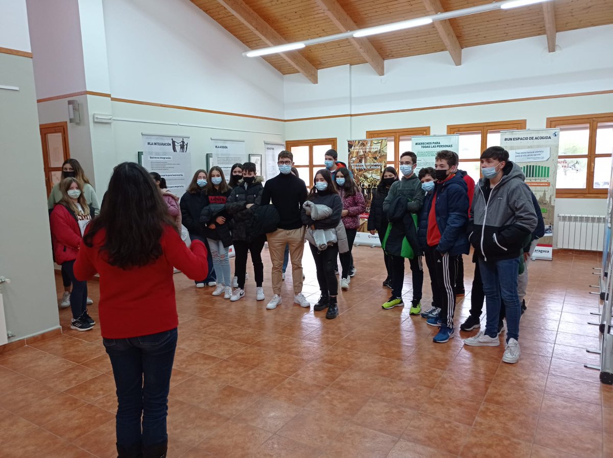 FASaragon's tweet photo. Nuestra compañera Estrelicia está hoy en el CEA Ítaca de #Andorra #Teurel haciendo una visita guiada a la exposición #MIGRAR Es Un Derecho, con alumnado del @ies_pablos_admi https://t.co/uTUptiIvei