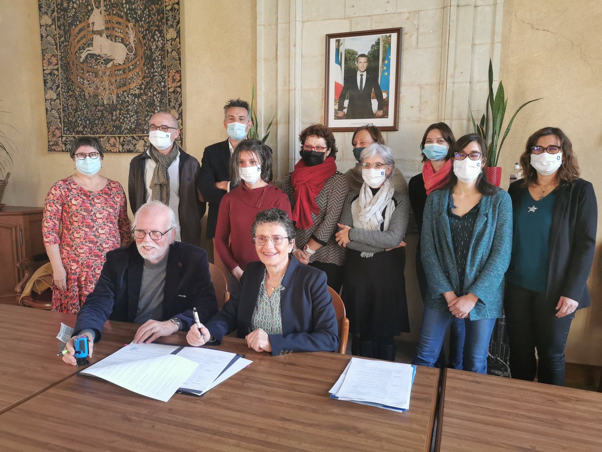MPCHESNEAU's tweet photo. Signature de la 27ème Convention de Partenariat entre le #CCAS (Centre Communal d'action Sociale)de #stgeorgessurloire et le Département du @Maine_et_Loire, acteurs majeurs de la politique sociale du #territoire. Partager, renforcer les liens, coordonner les actions en proximité https://t.co/GpIhW5g85u