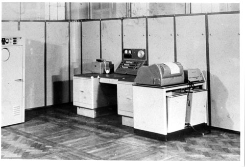 lasdesistemas's tweet photo. Un día como hoy pero de 1960 llegaba al puerto de Buenos Aires, la primera computadora: la Clementina. Tras varios días en la aduana, el 7 de diciembre se instaló. https://t.co/sQYiO7fwHY