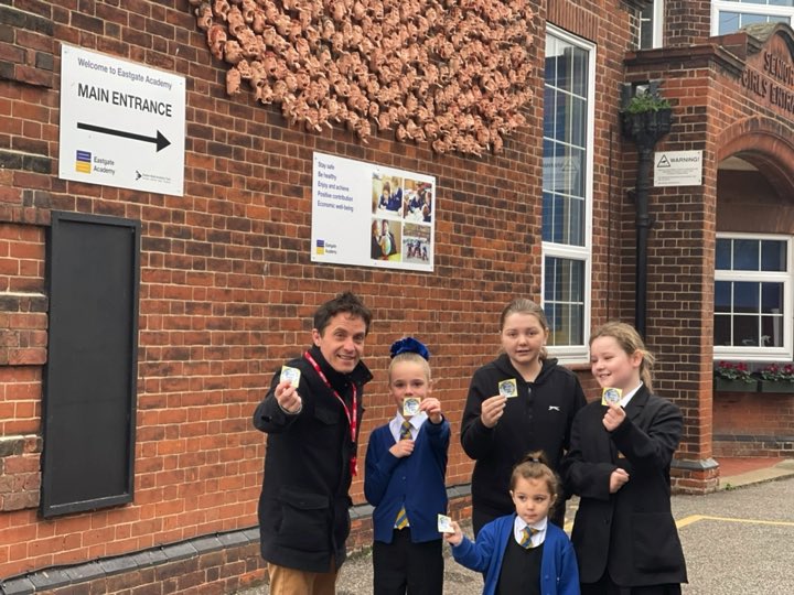 Si has been to some more schools today, on his journey he made sure <a href="/EGAcademyKL/">Eastgate Academy</a> will #BeBrightBeSeen thanks to <a href="/eastcoastsignz/">east coast signs</a> &amp; <a href="/LRUK/">Learning Resources UK</a>