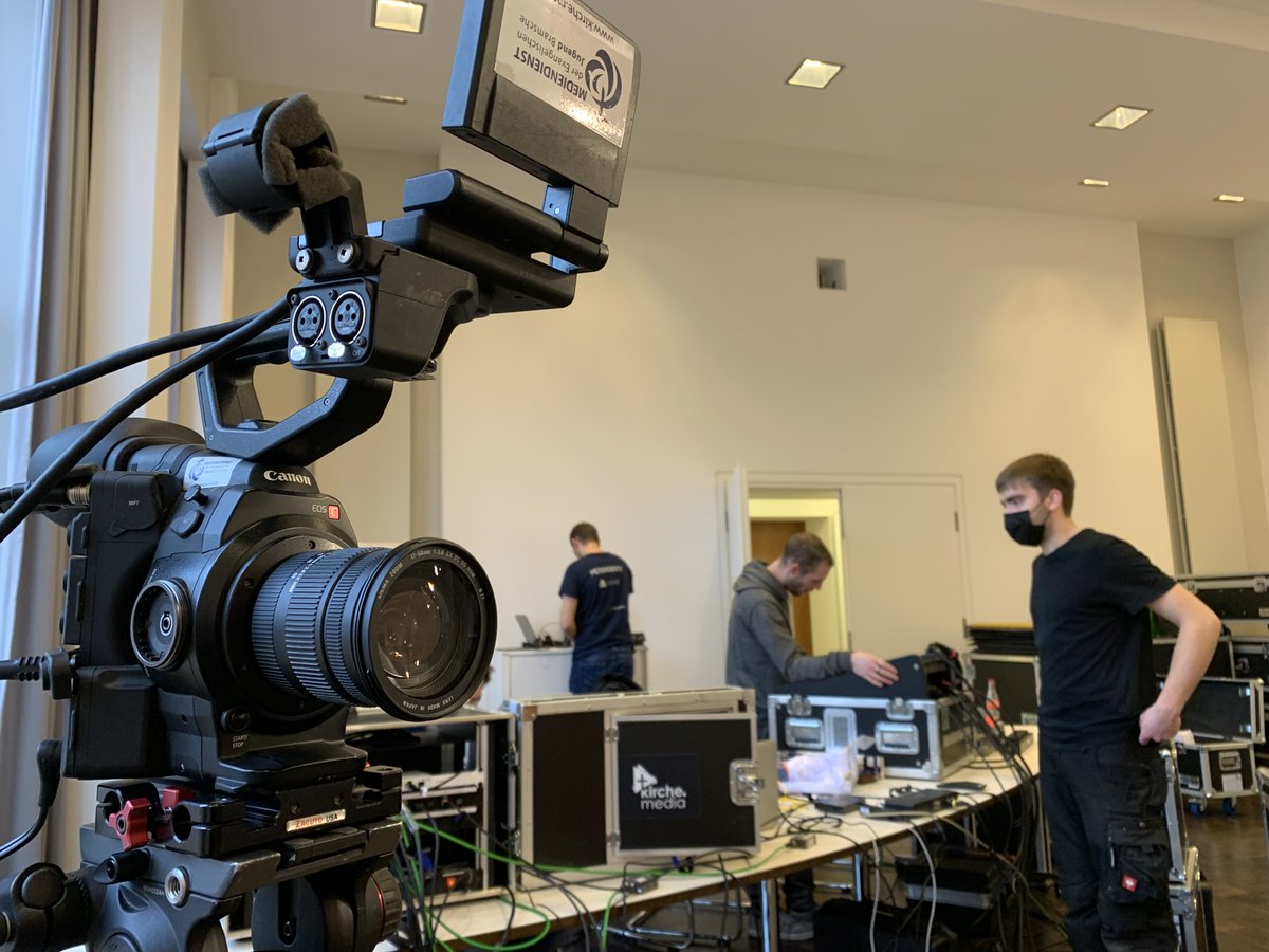 kirchehannovers's tweet photo. !B  Meterweise Kabel, unzählige Laptops, Monitore, Kameras und Scheinwerfer - die #Landessynode tagt wieder - digital. 👩‍💻

Ab 14 Uhr bis Freitagmittag geht es v.a. um die #Zukunft der #Kirche, aber auch die @DiakonieNds.

Jede*r kann live zugucken: 
➡️https://t.co/86xFHYCzJJ https://t.co/upxAuKH7rd