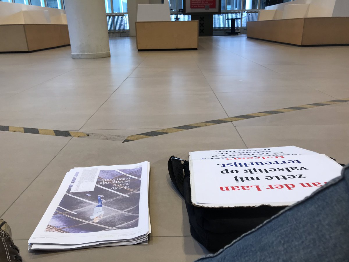 frankvdlinde's tweet photo. Kat en muis… @POL_Amsterdam kwam en is weg…
Nu bij Stadsloket Stopera.. Ze zijn weer aan het overleggen wat te doen…
#StopDeHetze https://t.co/La87aKirCw