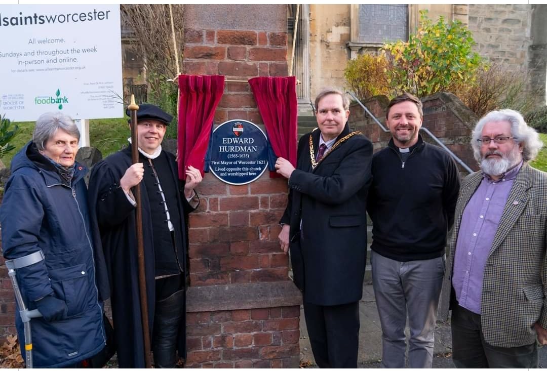 DiscoverhistPH's tweet photo. A #brilliant #opportunity to #help #unveil a #BluePlaque, meet a #descendant of #EdwardHurdman and hold the #Chalice i have #written and #talked about for a many years #Charter400 @myworcester #worcestershirehour #localhistory #localhistoryspecialists #firstMayor #Mayor https://t.co/2vTj2QZQph