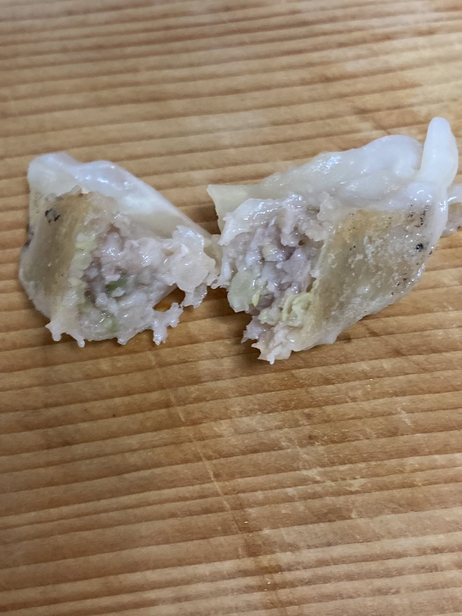dumacchi's tweet photo. 小粒で30cmフライパンに2袋30個おけるレベル
味はシウマイ！個人的には好きで酢胡椒合うけどギヨウザを期待していた人には物足りないかも https://t.co/svFzAeA2e1