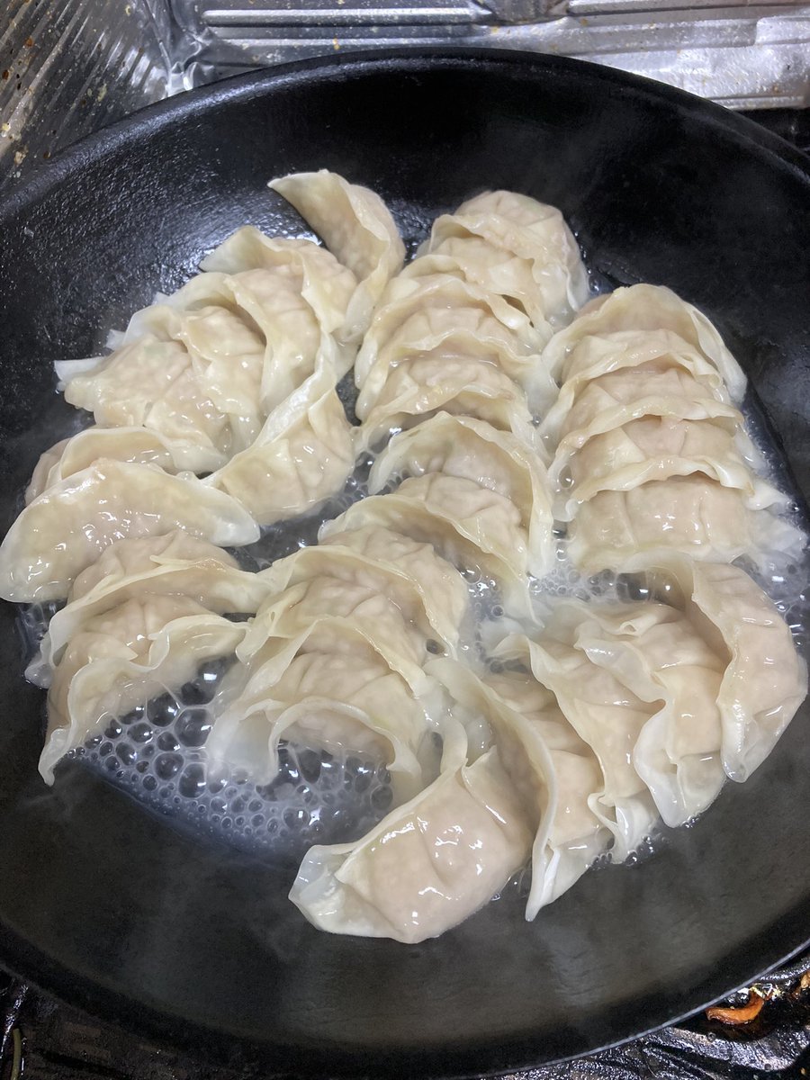 dumacchi's tweet photo. 小粒で30cmフライパンに2袋30個おけるレベル
味はシウマイ！個人的には好きで酢胡椒合うけどギヨウザを期待していた人には物足りないかも https://t.co/svFzAeA2e1