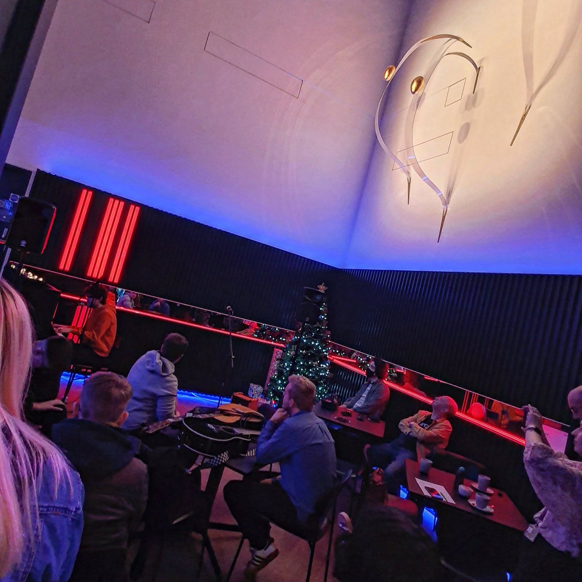 PlaymakersWinch's tweet photo. We're enjoying some beautiful music in Theatre Royal Winchester's Cafe Bar this morning, by students from the University of Winchester 🎶 🎤

We're proud to present these first year students in their Songwriting Showcase! 👏

#hellowinchester #music #songwriting https://t.co/7aKKLwvigG