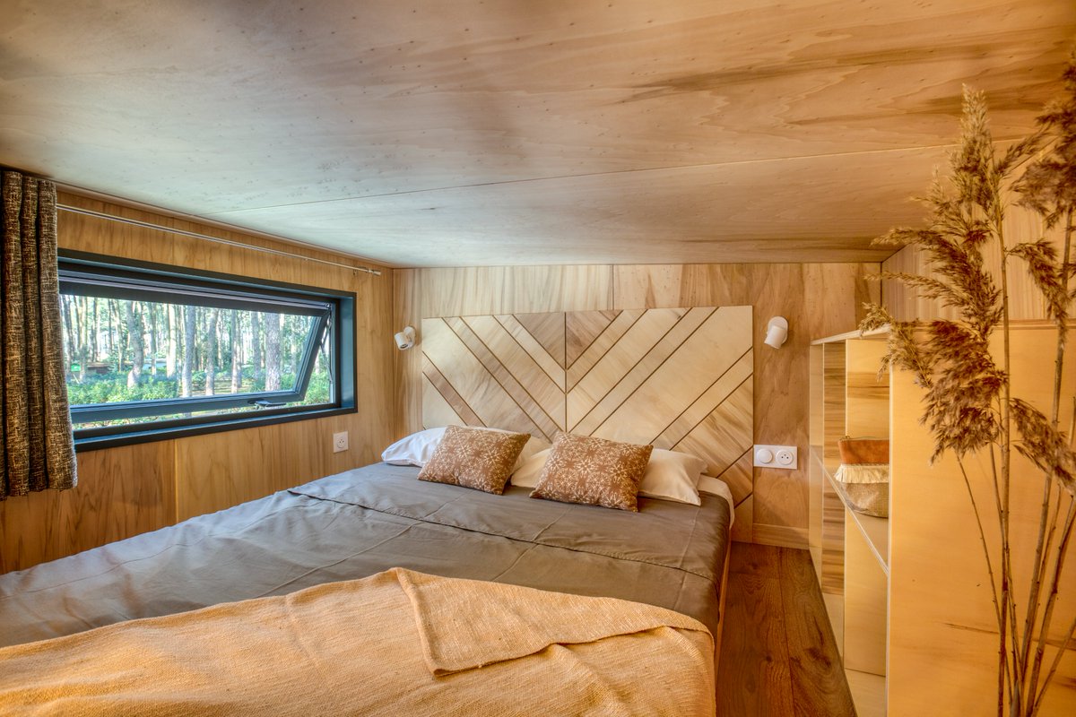 Zoom sur les #TinyHouses 🔍 
Une immersion en pleine nature : entre confort, minimalisme &amp; ergonomie 🌿

#experience #lavieenvert #slowvillage #lacanau
